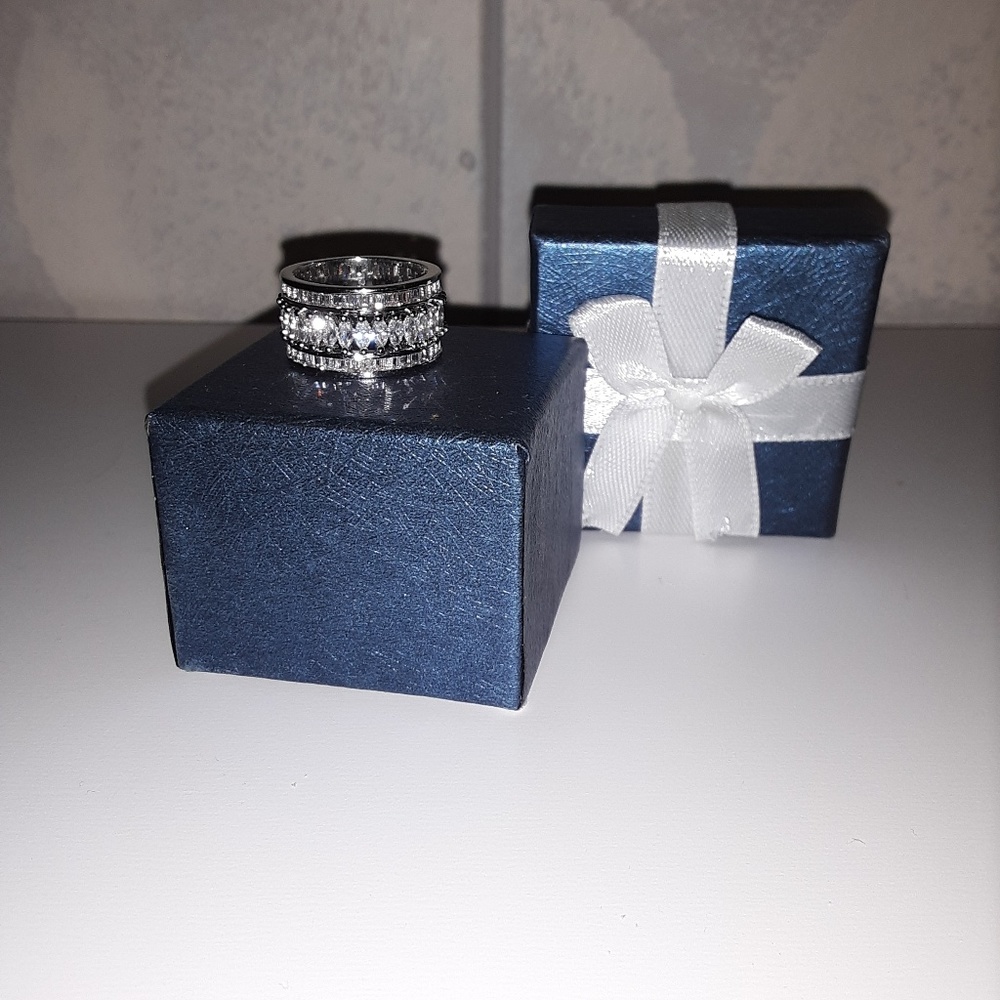 Beautiful Crystal & Cubic Zirconia Band Ring - Picture 3 of 5